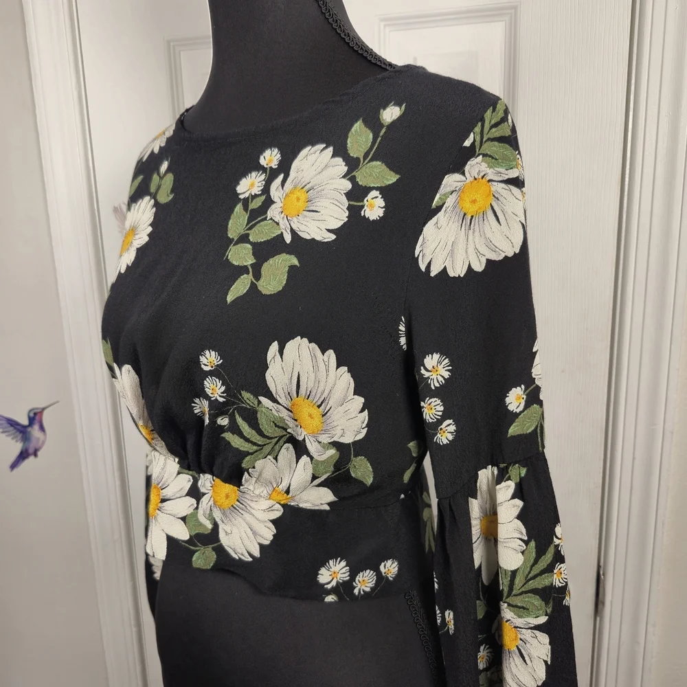Forever 21 Daisy Floral Bell Sleeve Crop Top M Black Euro Summer Maximalist Boho
